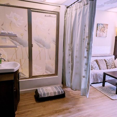 Uptown Area, Cozy King Suite, Quiet And Private, Free Parking, Walk To Restaurants Charlotte Eksteriør bilde